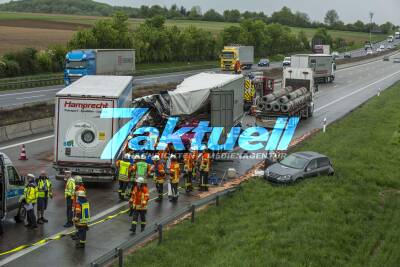 Schwerer LKW-Unfall auf der A81: Sattelzug rast in stockenden Verkehr und nimm PKW und zwei weitere LKW mit - Führerhaus reißt ab - Mehrere Verletzte