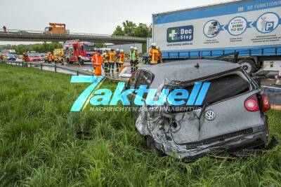 Schwerer LKW-Unfall auf der A81: Sattelzug rast in stockenden Verkehr und nimm PKW und zwei weitere LKW mit - Führerhaus reißt ab - Mehrere Verletzte