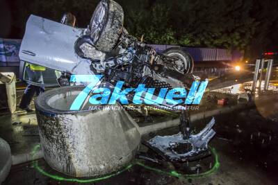 Heftiger Crash auf B29-Baustelle: Fahrzeug rast mehrere Betonpoller und Rohre um und überschlägt sich - Fahrer schwer verletzt