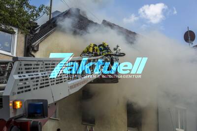 Zwei Tote bei Wohnhausbrand in Kornwestheim - Mehrere Feuerwehren bekämpfen bis in die Abendstunden Großfeuer