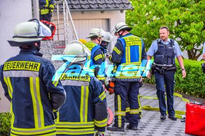 Küchenbrand: Feuerwehr rettet Hund aus Brandwohnung - Fritteuse mit Pommes setzen Küche in Brand - Bewohner verletzt