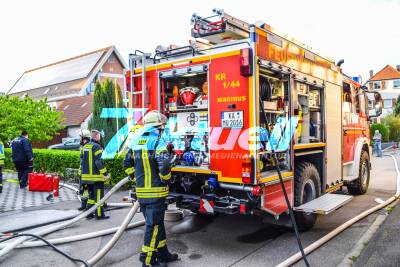 Küchenbrand: Feuerwehr rettet Hund aus Brandwohnung - Fritteuse mit Pommes setzen Küche in Brand - Bewohner verletzt