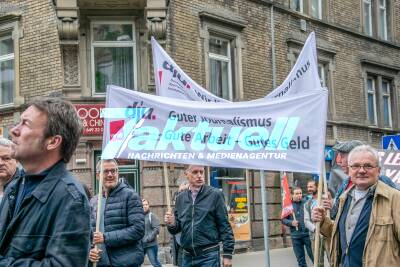 1. Mai Demonstration in Stuttgart - Polizist mit Farbe beschmiert - Feuerwekskörper sorgen für Explosionen