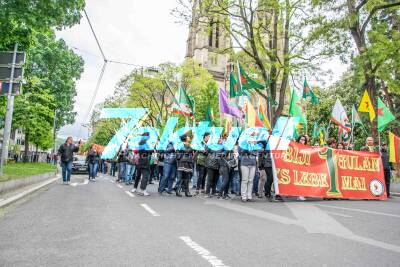 1. Mai Demonstration in Stuttgart - Polizist mit Farbe beschmiert - Feuerwekskörper sorgen für Explosionen