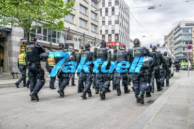 1. Mai Demonstration in Stuttgart - Polizist mit Farbe beschmiert - Feuerwekskörper sorgen für Explosionen