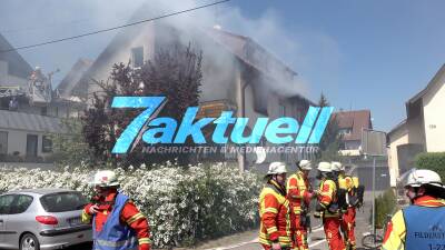 Wohnungsvollbrand in Mehrfamilienhaus, Personen über Drehleiter gerettet, zwei Verletzte