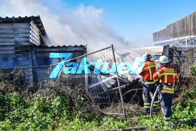 Grossbrand zerstört Schaustellerbetrieb - Kinderkarussell, Wohncontainer und Fahrgeschäften in Vollbrand - Stundenlange Löscharbeiten