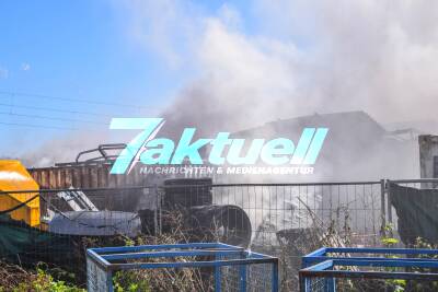 Grossbrand zerstört Schaustellerbetrieb - Kinderkarussell, Wohncontainer und Fahrgeschäften in Vollbrand - Stundenlange Löscharbeiten