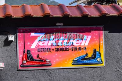 Grossbrand zerstört Schaustellerbetrieb - Kinderkarussell, Wohncontainer und Fahrgeschäften in Vollbrand - Stundenlange Löscharbeiten