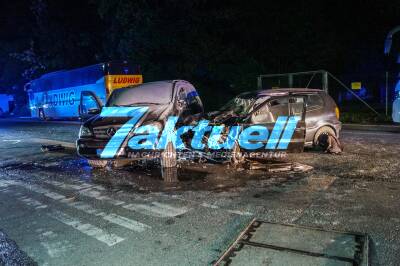 Viel zu schnell unterwegs: Fahrzeug fängt nach Unfall Feuer - Ein Insasse schwer verletzt