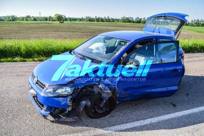 Schwerer Unfall im Begegnungsverkehr auf der Buckelpiste fordert 2 Verletzte: VW Polo kracht in Ford Transit