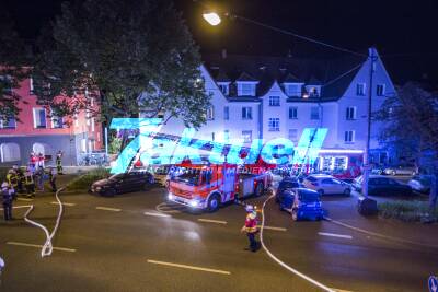 Offenbar Brandstiftung - Feuer zerstört Kellerwohnung in Mehrfamilienhaus: Mehrere Bewohner müssen teils über Drehleiter gerettet werden - Mindestens 2 Verletzte