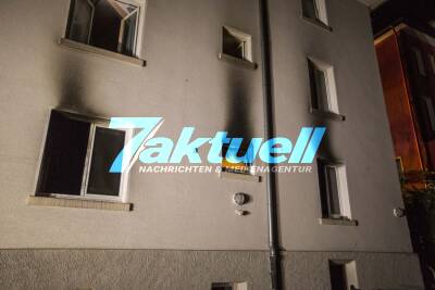 Offenbar Brandstiftung - Feuer zerstört Kellerwohnung in Mehrfamilienhaus: Mehrere Bewohner müssen teils über Drehleiter gerettet werden - Mindestens 2 Verletzte
