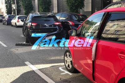 4 Fahrzeuge beteiligt: Auto fährt mit voller Wucht gegen Vordermann und schiebt ihn gegen parkende Fahrzeuge