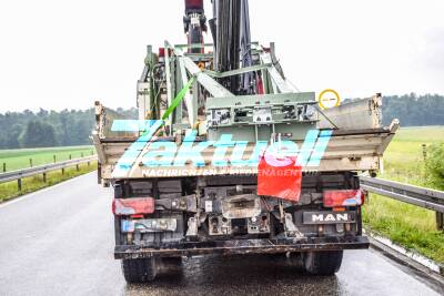 LKW bleibt an Brücke auf Bundesstraße hängen: Hydraulik-Arm reisst ab und Öl läuft auf die B36 bei Graben-Neudorf