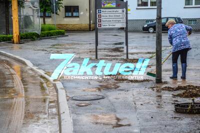 Heftige Unwetter verwandeln Straßen zu reißenden Flüssen: Über 130 Feuerwehrkräfte kämpfen gegen Hochwasser im Landkreis Karlsruhe