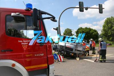 LKW rast gegen Ampelmast Fahrer bleibt unverletzt trotz demoliertem Fahrerhaus