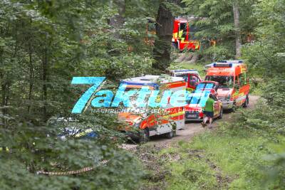 Bilder-Update: Tödlicher Flugzeugabsturz: Ultraleichtflugzeug stürzt in Wald im schwer zugänglichem Gebiet ab - Pilot stirbt an der Unfallstelle