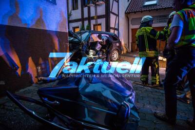 Alkoholisierter Fahrer verliert Kontrolle über sein Fahrzeug und kracht gegen Hauswand - Feuerwehr rettet eingeklemmten Insassen