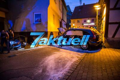 Alkoholisierter Fahrer verliert Kontrolle über sein Fahrzeug und kracht gegen Hauswand - Feuerwehr rettet eingeklemmten Insassen
