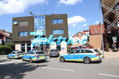 Porsche brennt vor Volksbank Filiale in Korb in der Heppacher Straße