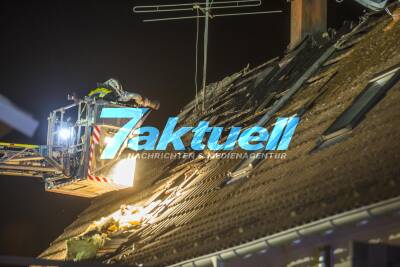 92-Jähriger stirbt bei Wohnhausbrand - Dachstuhl brennt aus - Feuerwehr im Großeinsatz