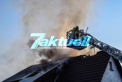 Dachstuhl von Einfamilienhaus in Vollbrand in Stutensee: Rauch und Flammen - Aufwendige Löscharbeiten der Feuerwehr