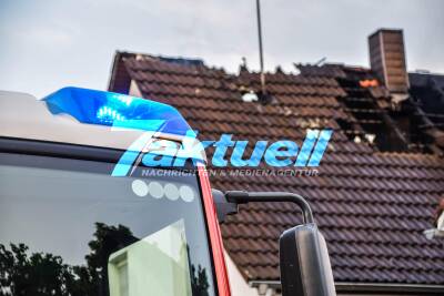 Dachstuhl von Einfamilienhaus in Vollbrand in Stutensee: Rauch und Flammen - Aufwendige Löscharbeiten der Feuerwehr