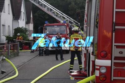 Dachstuhl von Einfamilienhaus in Vollbrand in Stutensee: Rauch und Flammen - Aufwendige Löscharbeiten der Feuerwehr