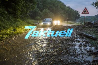 Unwetter über Kreis Ludwigsburg: Eberdingen werden Straßen zu reißenden Flüssen - Feuerwehr muss Schlammdecke beseitigen