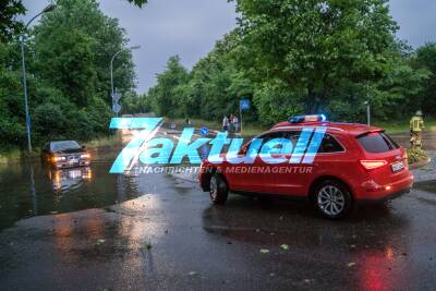 Unwetter über Heilbronn fordert dauerhafte Einsätze: Straßen und Unterführungen komplett überflutet - Bäume fallen auf Autos