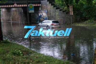 Unwetter über Heilbronn fordert dauerhafte Einsätze: Straßen und Unterführungen komplett überflutet - Bäume fallen auf Autos