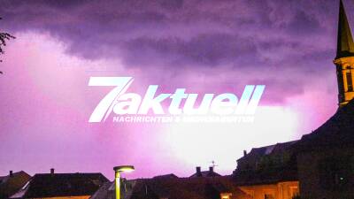 Spektakuläre Blitze im bedrohlichen Nachthimmel: Heftiges Unwetter über dem Landkreis Karlsruhe - Mehrere Blitzeinschläge