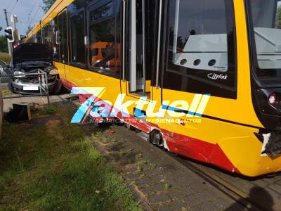 Schwerer Unfall zwischen Straßenbahn und PKW in Karlsruhe: PKW-Fahrer eingeklemmt - Rettungskräfte im Einsatz