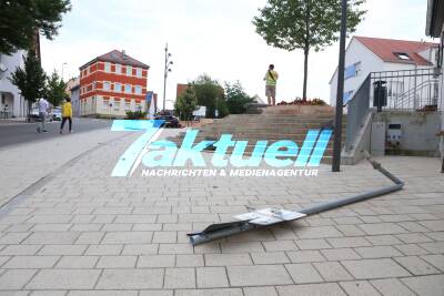 Betrunkener Autofahrer schanzt über Treppe und landet auf den Löwenplatz
