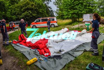 Mega-Übung: Busunfall mit 20 Vermissten Fahrgästen - Hundestaffel mit spektakulärer Suchaktion im Wald - Über 100 Retter im Einsatz
