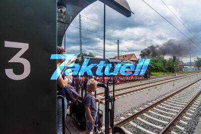 Historische Dampflok hält am Nürtinger Bahnhof - absoluter Besuchermagnet!