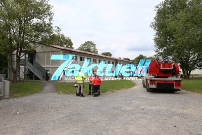Kleidungsstücke fangen in Flüchtlingsunterkunft Feuer
