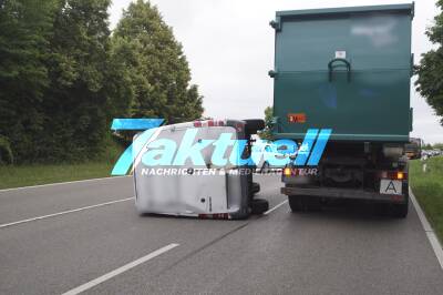 PKW missachtet Vorfahrt von Sprinter - dieser kommt auf die Gegenfahrbahn und kippt um