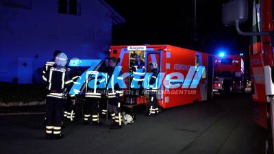 Dachstuhlbrand nach Dachdeckerarbeiten, Feuer greift auf Nachbargebäude über, umfangreiche Löscharbeiten waren die Folge