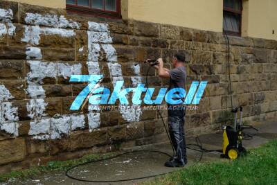 Riesige Schmiererei Scheiss Türken an Fassade des Römerkastells
