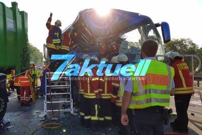 Toter und dutzende (Schwer)Verletzte bei Busunglück auf BAB5 bei Ettlingen, Senioren-Reisebus kracht auf Müllwagen, 1 Toter, 1x eingeklemmt, ca 29 Verletzte, 15 RTWs