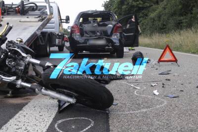 Auffahrunfall auf B36: Motorrad kracht auf PKW, der aufgrund Pannenfahrzeug abbremsen musste