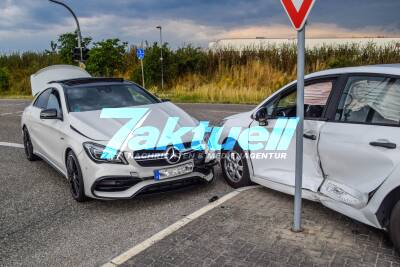 Citroen kracht in Mercedes AMG und wird auf Verkehrsinsel geschleudert: 2 Verletzte in Waghäusel