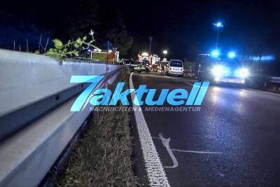 Tödlicher Horrorunfall auf Albtalstrecke: Fahrzeuge krachen frontal ineinander und heben sich auf Leitplanke - 1 Toter, 2 lebensgefährlich Verletzte
