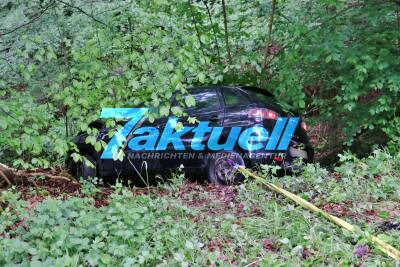 Feuerwehr verhindert schlimmeres: Fahrzeug stürzt nach Verkehrsunfall Abhang hinab und bleibt an Baum stehen - Feuerwehr muss PKW sichern