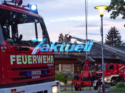 Dachstuhlbrand in ehemaligem Höhenrestaurant: Feuerwehren bekämpfen Flammen in asbesthaltiger Bausubstanz