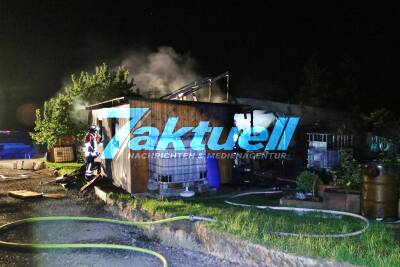 Photovoltaik-Anlage setzt Gartenhütte steht Lichterloh in Flammen - Nächtlicher Feuerschein direkt an der B14 bei Backnang - Feuerwehr mit mehreren Fahrezugen im Einsatz