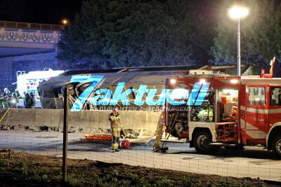 Schweres Busunglück auf A1 - Bus schanzte in Baustellenbereich rein und kippt um - 10 Personen verletzt - Bus sichergestellt
