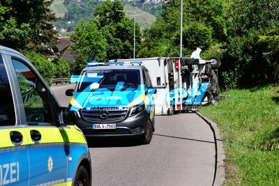 Fahrer rennt nach Unfall davon: Heftiger Crash mit Transporter - Klein LKW kippt nach Unfall auf die Seite - Fahrer lässt Beifahrer am Unfallort zurück